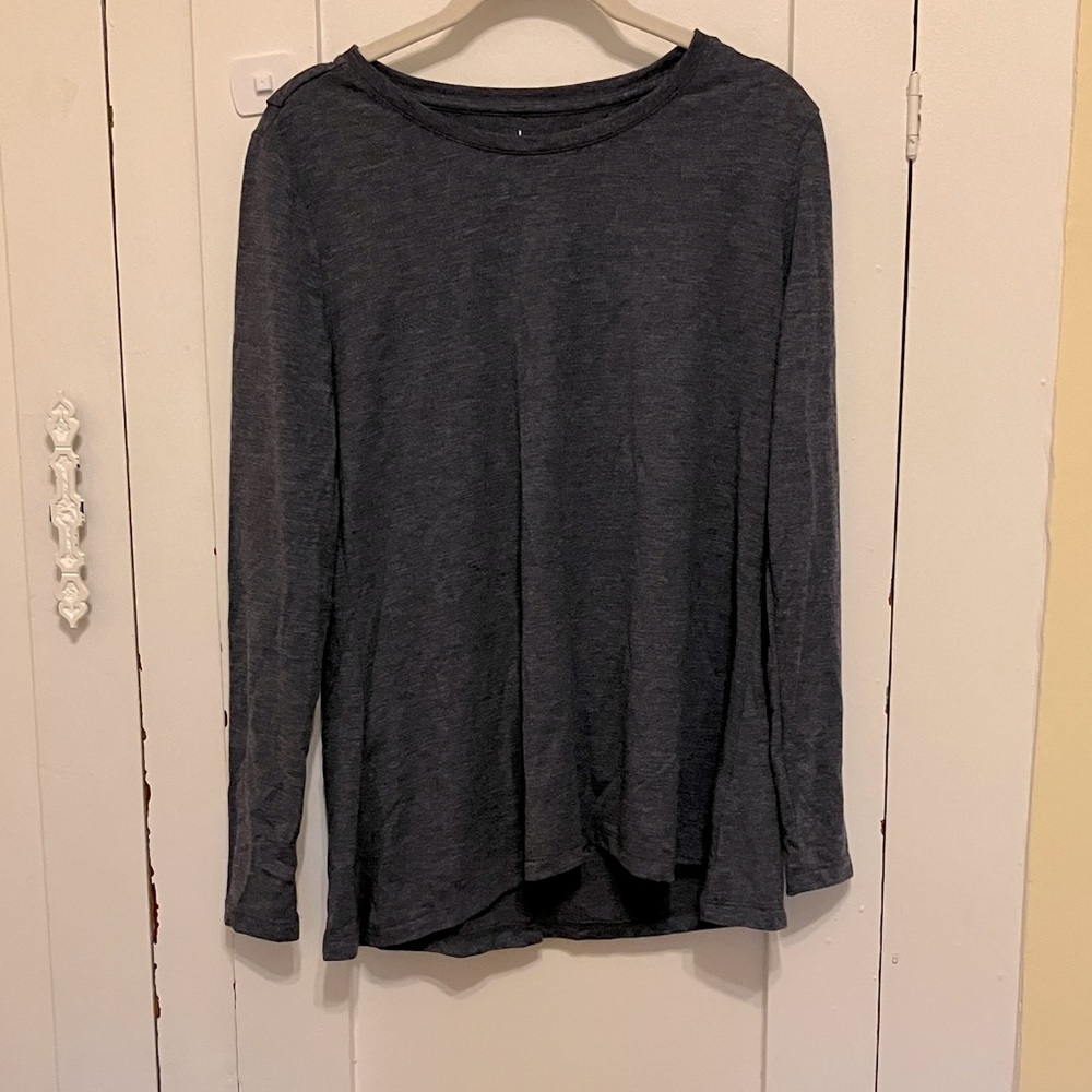🌺 4 for $20.00 Split back long sleeve crewneck top